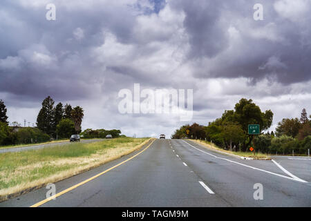 Dramatische Sturm Wolken am Himmel an einem Frühlingstag in South San Francisco Bay Area. Stockfoto