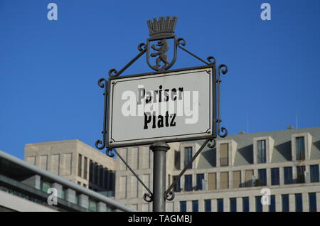 Schild Platz des 18 Marz und Brandenburger Tor, Berlin Stockfoto