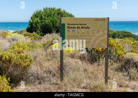 Erhaltenen natürlichen Küstenregion am Playa Artola, Cabopino, Costa del Sol, Spanien Stockfoto