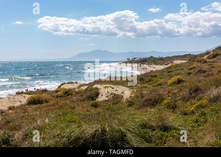 Erhaltenen natürlichen Küstenregion am Playa Artola, Cabopino, Costa del Sol, Spanien Stockfoto