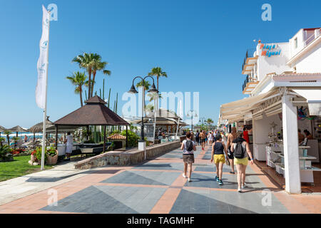 Menschen zu Fuß entlang der Promenade von La Carihuela, Torremolinos, Costa del Sol, Spanien Stockfoto