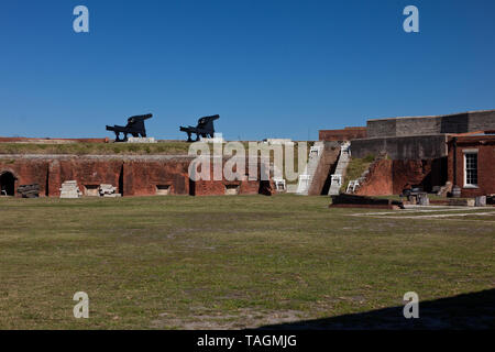 Der zentrale Bereich mit Kanonen und blauer Himmel im Hintergrund am Fort Clinch State Park in Florida Stockfoto