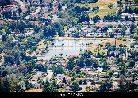 Luftaufnahme von Dr. Robert grober Grundwasserneubildung Teich durch ein Wohnviertel, San Jose, San Francisco Bay Area umgeben Stockfoto