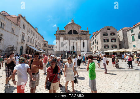 DUBROVNIK, KROATIEN - 13. JULI 2016: Szene Sommer von der Hauptstraße oder der Placa (Stradun), Dubrovnik Kathedrale und st. Kirche Blaise im Hintergrund Stockfoto