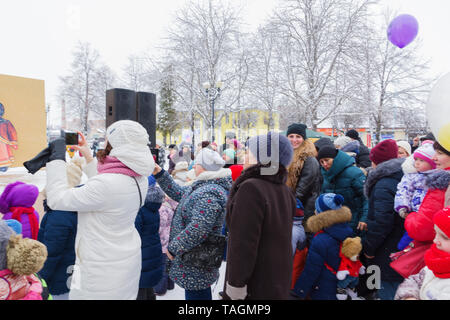 Borisov, Belarus - 18. Februar 2018: Feier der alten heidnischen Urlaub Fastnachtswoche in modernen Belarus Stockfoto