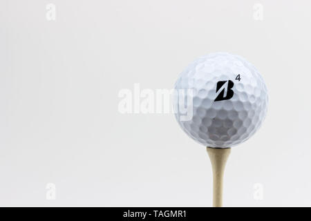 McDonough, Georgia - 23. Mai 2019: Eine Ansicht eines Bridgestone Golf Ball auf einem Golf-T-Stück. Stockfoto