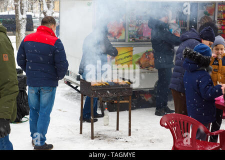 Borisov, Belarus - 18. Februar 2018: Feier der alten heidnischen Urlaub Fastnachtswoche in modernen Belarus Stockfoto