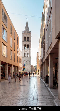 ZADAR, KROATIEN - 10. JULI 2016: Szene Sommer des berühmten kalelarga Street, der Hauptstraße in Zadar Stockfoto