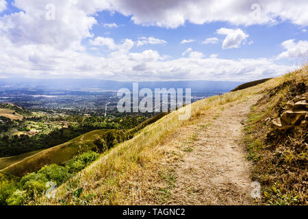 Wanderweg durch die Hügel von South San Francisco Bay Area, San Jose im Hintergrund sichtbar, Kalifornien Stockfoto