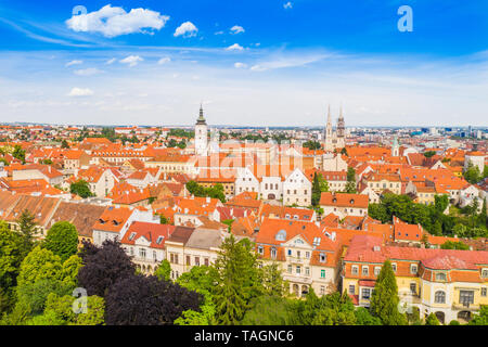 Panoramablick auf den oberen Stadt und St. Markus Kirche in Zagreb, roten Dächern und Paläste der alten barocken Zentrum, politischen Zentrum in Kroatien Stockfoto