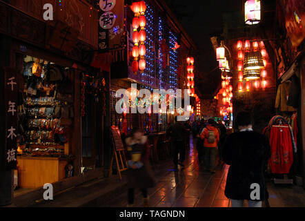 Jinli Alte Straße in Chengdu, China. Jinli Straße hat Cafés und Bars und ist mit roten Laternen dekoriert. Es ist ein Spaß, nachts in Chengdu. Stockfoto