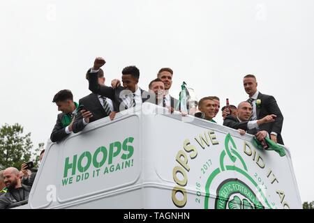 25 Mai, 2019. Glasgow, Schottland, Großbritannien, Europa. Scottish Cup Sieger, Celtic Football Club feiern ihre Verwirklichung der drei aufeinander folgenden Saisons der inländischen Trophäe sauber fegt. Das erste Mal ein inländischer Verein das Triple Höhen im Weltfußball abgeschlossen hat. Abgebildet sind der Kapitän und Spieler an Bord und im offenen Bus Parade durch die Straßen von Glasgow. Stockfoto