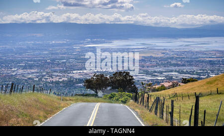 Fahrt auf den Hügeln in der Nähe von San Francisco Bay Area; Der Süden Küste im Hintergrund sichtbar; San Jose, Kalifornien Stockfoto