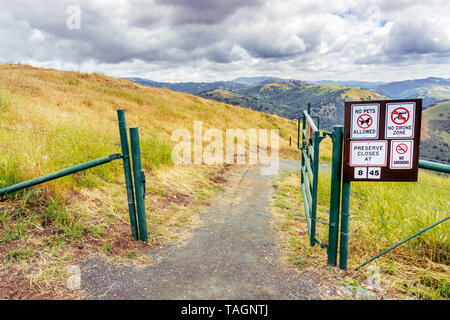 Wanderweg auf den Hügeln der Sierra Vista OSP, South San Francisco Bay Area, San Jose, Kalifornien Stockfoto