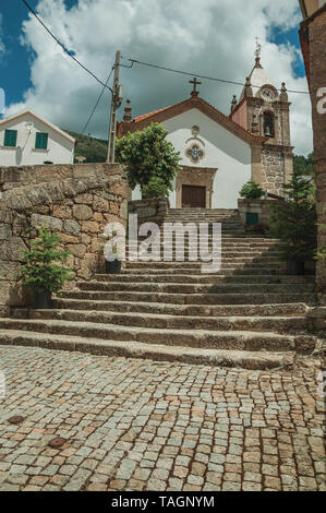 Alte Landschaft Kirche Fassade und Turm auf der Steintreppe an Alvoco da Serra. Ein niedliches Dorf auf einem steilen Tal im Osten Portugal festhalten. Stockfoto