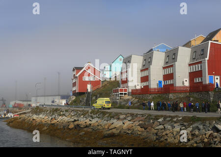 Marina Einrichtungen und der Hafenanlagen in Paamiut Dorf an der Westküste Grönlands. Passagiere, die von einem Kreuzfahrtschiff sind auf eine Tour zu Fuß. Stockfoto