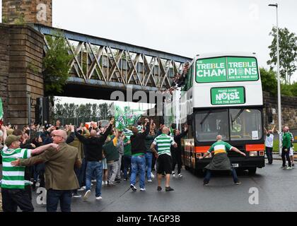 25 Mai, 2019. Glasgow, Schottland, Großbritannien, Europa. Scottish Cup Sieger, Celtic Football Club Fans feiern ihre Mannschaften Verwirklichung der drei aufeinander folgenden Spielzeiten gewann alle inländischen Trophäen. Das erste Mal ein inländischer Verein das Triple Höhen im Weltfußball abgeschlossen hat. Abgebildet sind die Spieler und Mitarbeiter an Bord, oben offenen Busse umgeben von üppiger Fans Stockfoto