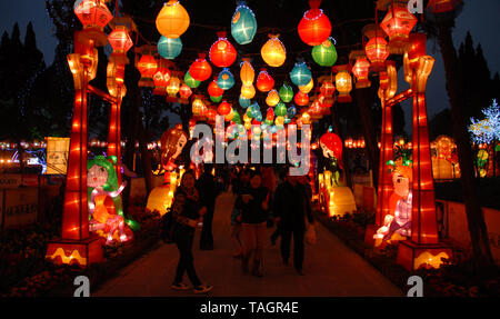 Wuhou Tempel Laternenfest. Die Menschen vor Ort zu Fuß durch den Park mit bunten Lampions, die obenliegend Feiern zum chinesischen Neujahrsfest. Stockfoto