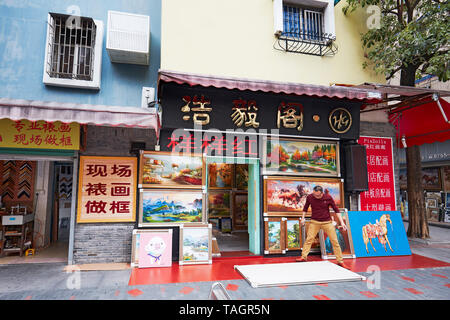 Die lokale Kunst Galerie mit Bildern angezeigt. Zum Ölgemälde-Dorf Dafen, Shenzhen, Guangdong Province, China. Stockfoto