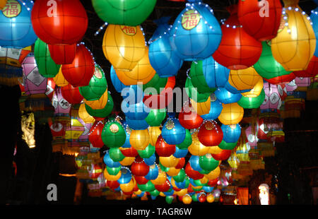 Chinesische Laternen in Chengdu an der Wuhou Tempel Laternenfest in Chengdu, China. Die roten, blauen, grünen und gelben Laternen sind für das chinesische Neujahr. Stockfoto