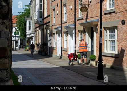 Postman Zustellung von Mails, Churchside, Howden, East Yorkshire, England, Großbritannien Stockfoto