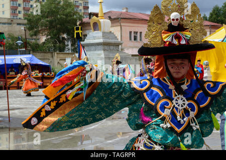 Tsam (Cham) Religion Maskentanz in Dashchoilin Kloster, Ulaanbaatar, Mongolei. Schwarzer Hut Tänzerin. Stockfoto