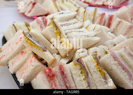 Lecker aussehenden kleine Dreieck Sandwiches an einer Partei Stockfoto