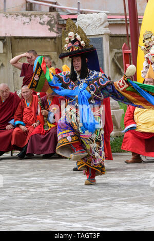 Tsam (Cham) Religion Maskentanz in Dashchoilin Kloster, Ulaanbaatar, Mongolei. schwarzen Hut Tänzerin. Stockfoto