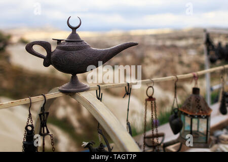 Altes Messing öl Lampe orientalisch Gin auf einem unscharfen Hintergrund verschiedener Antiquitäten Stockfoto