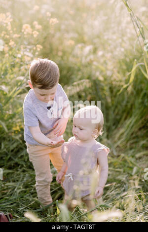 Big Bruder und Schwester im Feld Stockfoto