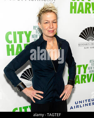 New York, NY - 30. April 2019: Elizabeth Falkner besucht die 2019 City Harvest Gala an Cipriani 42nd Street Stockfoto