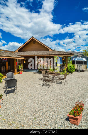 Café draußen auf der Straße in der Nähe der Waterfront der Okanagan Lake Stockfoto