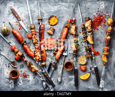 Shish Kebab - gegrilltes Fleisch und Würstchen. Bbq. traditionellen orientalischen Kebap und Schaschlik Spieß Stockfoto