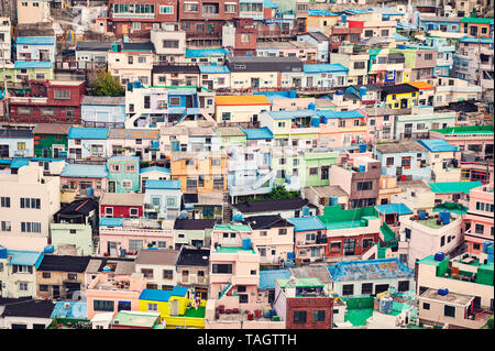 Die malerische Landschaft des Gamcheon Culture Village, farbenfroh und künstlerischen touristische Attraktion mit hell gestrichenen Häuser am Hang von Busan, Südkorea Stockfoto