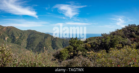 Panoramablick auf den Pazifik und die Kalifornischen Küste von jesusita Trail, Santa Barbara, Kalifornien, USA Stockfoto