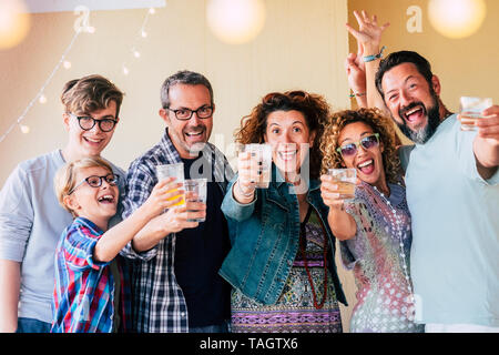 Gruppe von Menschen kaukasischen Männern und Frauen unterschiedlichen Alters, von den Kindern bis zu den Erwachsenen zu Teenager genießen und Toasten celenrate zusammen mit Brille und Havi Stockfoto