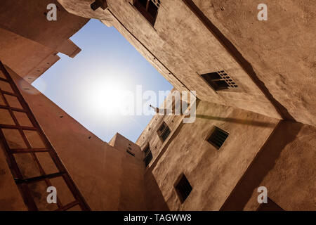 Mittagssonne über einen Innenhof in Rustaq Fort im Oman Stockfoto