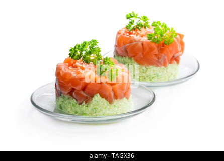 Lachstatar mit Avocado isoliert auf weißem Stockfoto