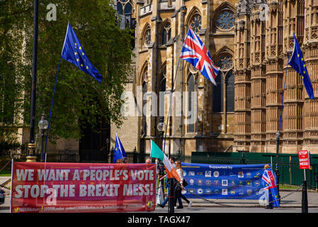 Die Schilder und Banner in London protestiert die Verwirrung des Brexit Abkommen zwischen der britischen Regierung und der Europäischen Union Stockfoto