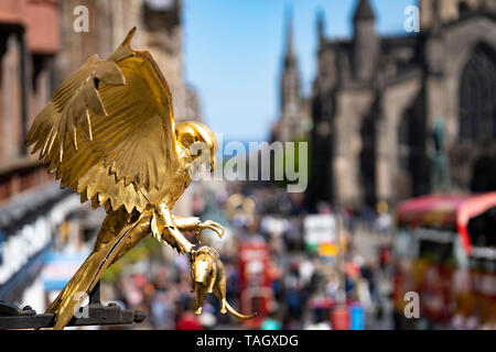 Detail der goldene Vogel außerhalb Gladstone's Land historische Gebäude auf der Royal Mile in Lawnmarket in Altstadt von Edinburgh, Schottland, Großbritannien Stockfoto