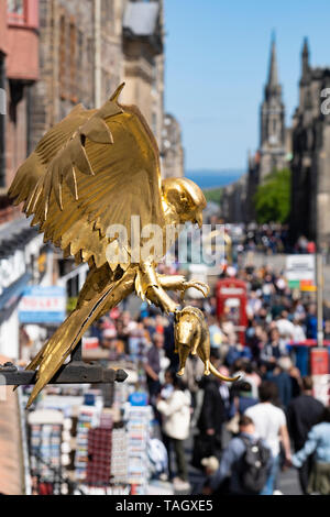 Detail der goldene Vogel außerhalb Gladstone's Land historische Gebäude auf der Royal Mile in Lawnmarket in Altstadt von Edinburgh, Schottland, Großbritannien Stockfoto