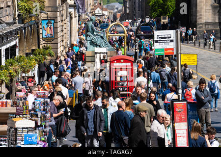 Blick auf viele Touristen auf der Straße an der Royal Mile voll am Lawnmarket in Altstadt von Edinburgh, Schottland, Großbritannien Stockfoto