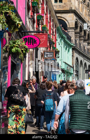 Touristen vorbei gehen die Geschäfte in der historischen Victoria Straße in der Altstadt von Edinburgh, Schottland, Großbritannien Stockfoto