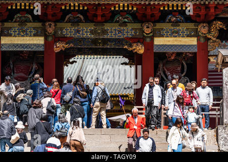 Nikko, Japan - April 5, 2019: toshogu Tempel Eingang Yomeimon Tor in Tochigi im Frühling mit vielen Menschen Touristen zu Fuß auf Schritte Stockfoto