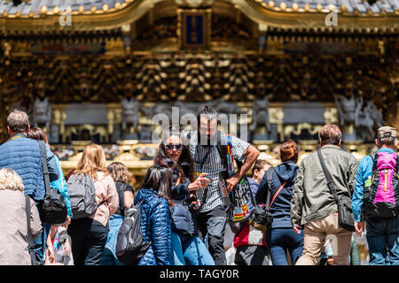 Nikko, Japan - April 5, 2019: toshogu Tempel Eingang Yomeimon Tor in der Präfektur Tochigi mit vielen Touristen und Familie zu Fuß auf Schritte Stockfoto