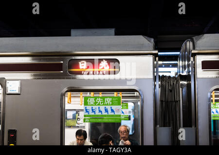 Tokio, Japan - April 5, 2019: Bahnhof Plattform lokale Linie nach Nikko mit vielen Menschen im Fahrzeug- und Zeichen Stockfoto