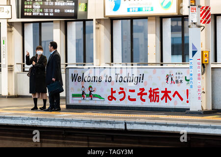 Tokio, Japan - April 5, 2019: Bahnhof Plattform mit Menschen für Shinkansen bei Nacht am Abend wartet mit Willkommen Anmelden Englis Stockfoto