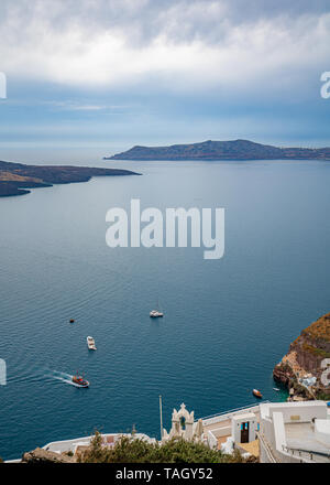 Meerblick auf der Insel Santorin in Griechenland, einem der schönsten Reiseziele der Welt. Stockfoto