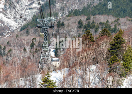Takayama, Japan Berg mit Schnee und Turm in Shinhotaka Seilbahn Seilbahn Blick in Gifu Präfektur park Frühling mit Kabel Stockfoto