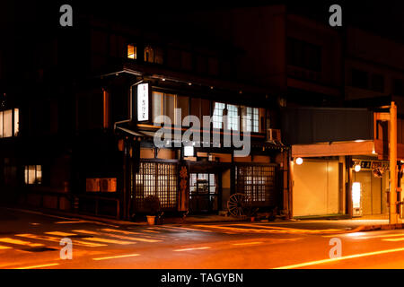 Takayama, Japan - 8. April 2019: Kleine Stadt in der Präfektur Gifu im traditionellen Dorf in der Nacht mit beleuchteter Laterne Lampen und Straße Straße Stockfoto